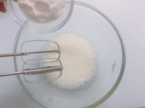 蛋清里加入几滴柠檬汁或白醋，电动打蛋器将蛋清高速打发至呈现鱼眼泡时，加入三分之一的细砂糖。（开始预热烤箱上火120度下火160度10分钟）