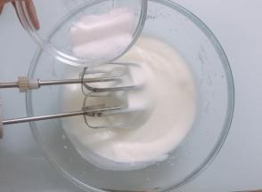 电动打蛋器继续高速打至出现比较细腻的泡沫时，再加入三分之二细砂糖