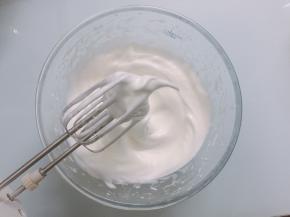 打至能出现纹路的泡沫，加入剩下细砂糖.打发至湿性发泡，拎起打蛋器呈现大弯钩状态就打发好了(如图状态)