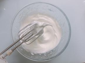 打至能出现纹路的泡沫，加入剩下细砂糖.打发至湿性发泡，拎起打蛋器呈现大弯钩状态就打发好了(如图状态)