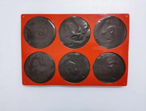 倒入模具中，轻震两下震出大汽泡