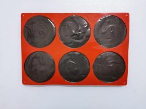 倒入模具中，轻震两下震出大汽泡