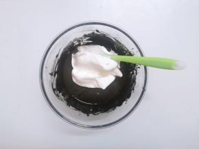 取1/3的蛋白霜放入竹炭面糊中，用硅胶刮刀翻拌、切拌手法搅拌