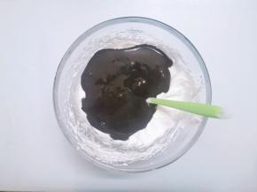 将拌好的竹炭面糊倒入2/3的蛋白霜中，用一样手法，拌至蛋白与竹炭面糊完全融合