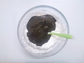 将拌好的竹炭面糊倒入2/3的蛋白霜中，用一样手法，拌至蛋白与竹炭面糊完全融合