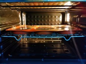 送进烤箱，上火120下火160度18分钟（烤箱温度和时间仅供参考）