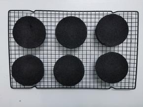 烤好取出来之后，震一下，散掉热气，等到完全冷却了之后再脱模。