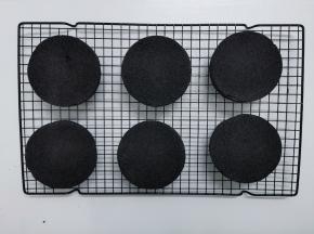 烤好取出来之后，震一下，散掉热气，等到完全冷却了之后再脱模。