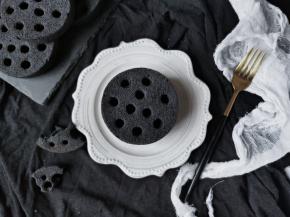 戚风蛋糕虽然长得黑乎乎，吃起来非常松软，而且不易塌馅，不易变形，放进煤球堆里，一般人还真认不出真假