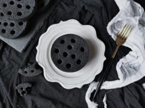 戚风蛋糕虽然长得黑乎乎，吃起来非常松软，而且不易塌馅，不易变形，放进煤球堆里，一般人还真认不出真假