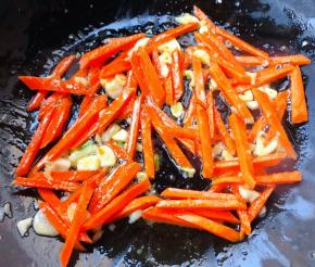胡萝卜炒至变色