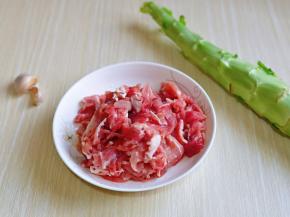 准备食材，牛肉我买的是牛肉片，里脊肉自己切也可以。