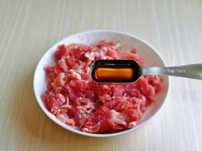 牛肉洗干净，将血水洗干净，放入盘中，加入料酒，适当多一点去腥。