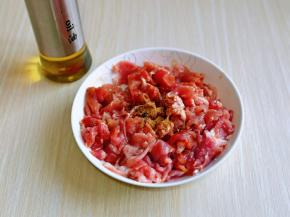 加入十三香，最后淋上食用油，锁住牛肉水分同时，口感更加嫩滑。