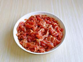 抓拌均匀，腌制20分钟。