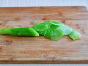 莴笋去皮，洗干净切片。