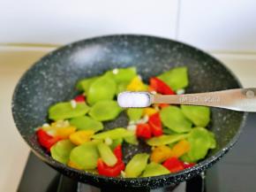 加入莴笋，按个人口味加入盐。