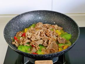 加入煸炒过的牛肉。