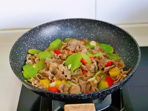 快速翻炒均匀，关火出锅。