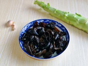 准备好莴笋与大蒜，大蒜去皮切碎，泡发的黑木耳去根，撕小朵。