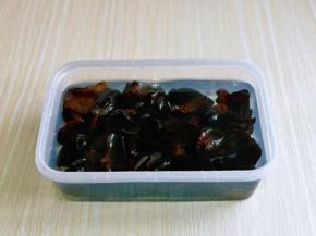 黑木耳提前冷水泡发。