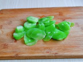 莴笋去皮洗干净，切片。