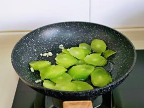 起油锅，加入切好的大蒜炒香。在加入莴笋翻炒。