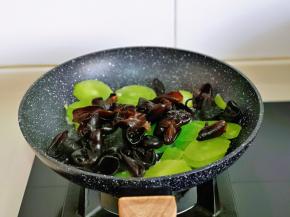 加入泡发的黑木耳，小火翻炒。