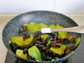 按个人口味加入盐。