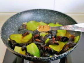 再加入十三香。