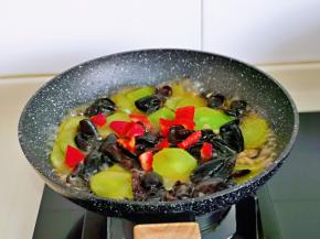 最后加入切好的红椒，炒熟即可关火出锅。