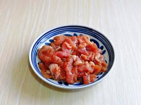 我直接买的牛肉片，买牛里脊肉自己切也可以，加入料酒，1勺生抽，再淋上一小勺食用油，抓拌均匀，腌制15分钟。