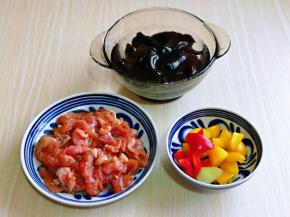 黑木耳撕小朵，准备工作完成。