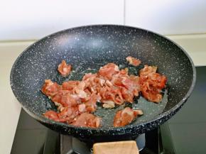起油锅加入腌制好的牛肉片煸炒。