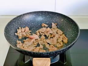 炒制变色盛出备用。