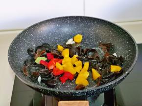 加入红黄椒翻炒。