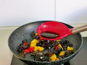 再加入一小勺生抽。