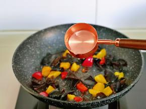 加入一小勺纯净水。