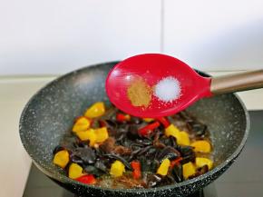 按个人口味加入盐，十三香，将蔬菜炒熟。