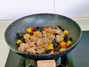 最后加入煸炒过的牛肉，快速翻炒均匀即可出锅。