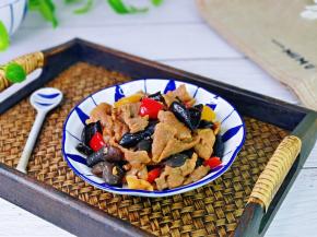 加入了彩椒与木耳，营养更均衡。