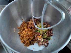 接着把榨菜剁碎直接倒入桶内，再加入生抽、胡椒粉、糖、盐调味，启动厨师机1-2档搅拌5-10分钟，均匀即可。（这里盐一定不要多加，榨菜本身就很咸，口味比较清淡的小伙伴可以不加盐）