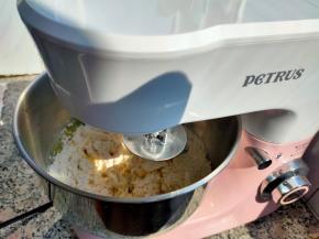 面粉、奶粉、水、玉米油全部倒入厨师机面桶内，揉成光滑面团即可。