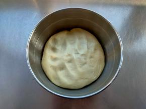 揉好的面团放入盆里，表面涂抹一点植物油，醒面至少20分钟。