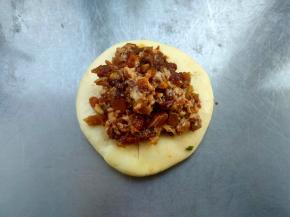 包上馅料，馅料的多少根绝个人喜好调整。