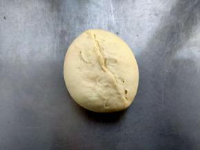 收口捏紧，轻轻搓成椭圆形。