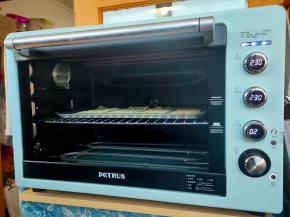 烤箱230度预热十分钟，放入烤盘烤至一面金黄（大约十分钟)，取出烤盘，锅盔表面刷上一层薄薄的植物油，翻面后再放回去烤至表面金黄（大约10分钟），然后再次取出烤盘，在锅盔表面刷一层薄薄的植物油，翻会正面，再次放入烤箱烘烤5-10分钟即可。