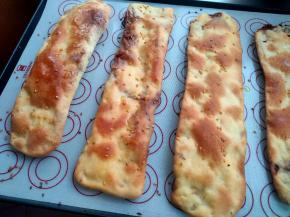 取出烤盘，家常版的锅盔就完成了，锅盔外皮非常脆，颜色比较深，可根据个人喜好调整时间哟。