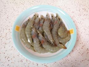 先剪去虾枪虾须。