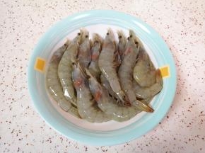 先剪去虾枪虾须。